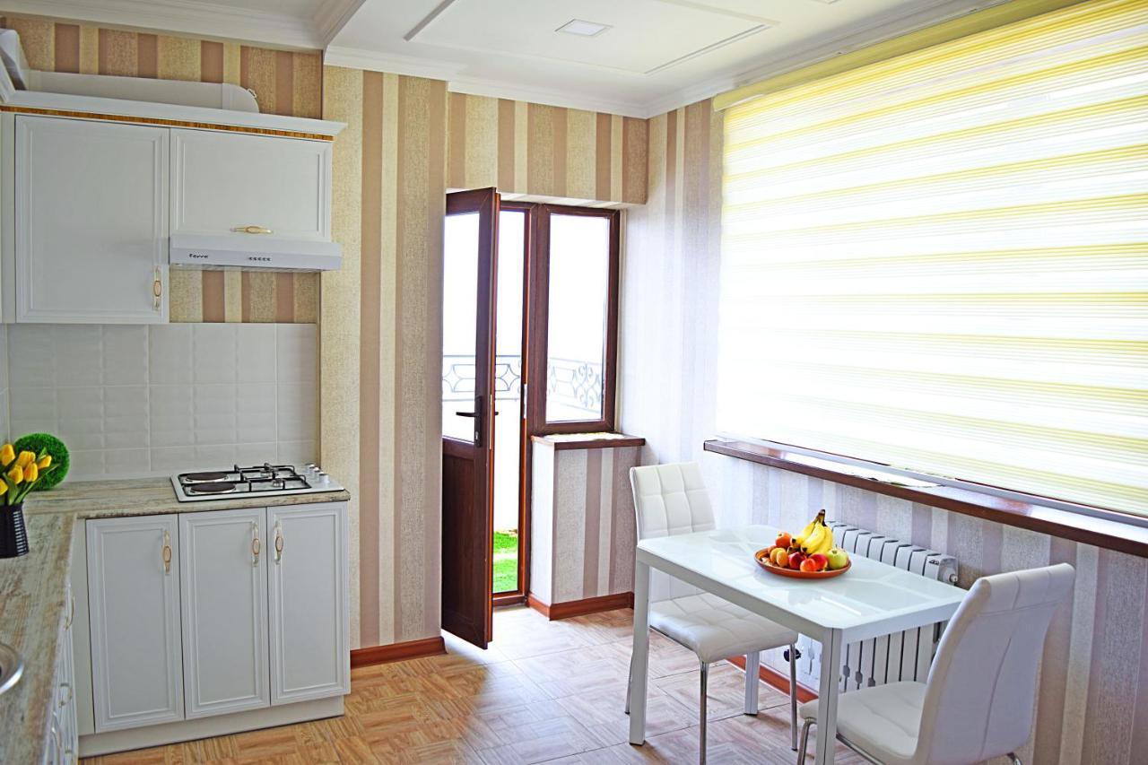 Bishkek Sunny Apartment In The Center Exterior photo